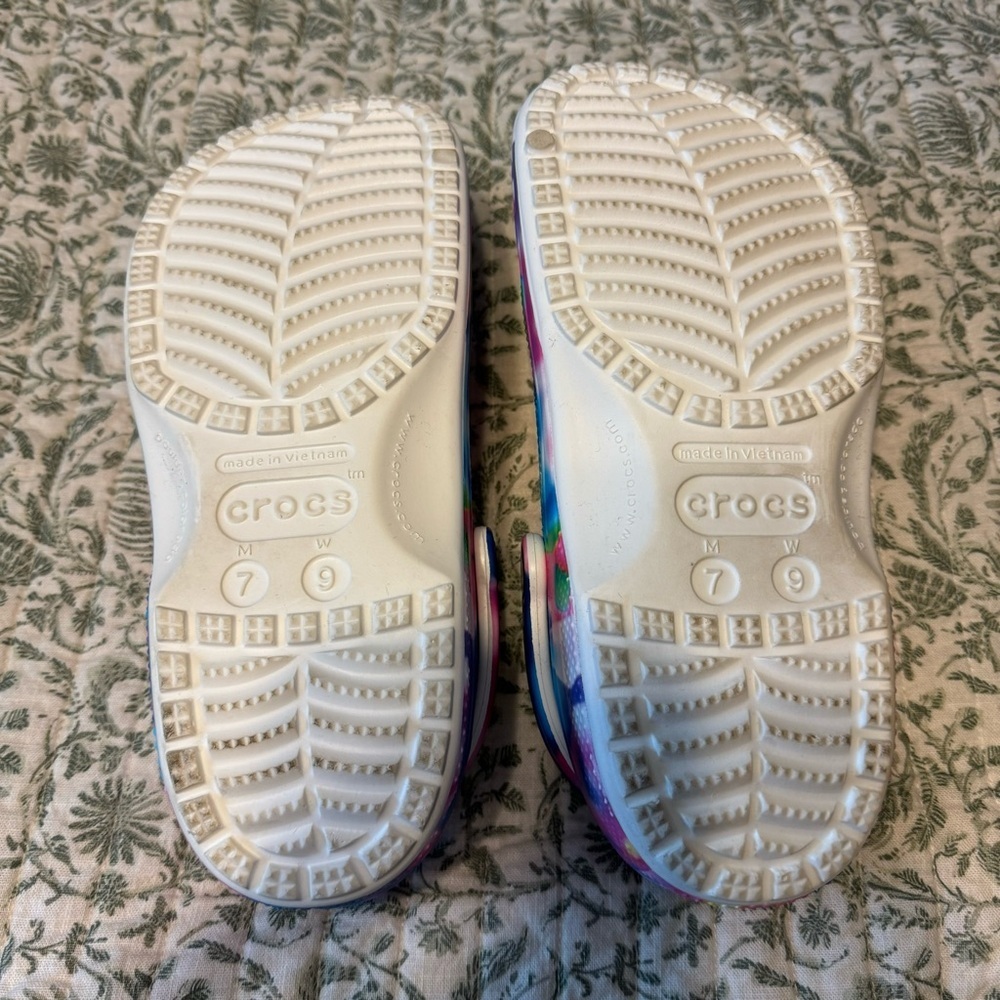 Croc’s solar rainbow tie dye clogs - Picture 12 of 13